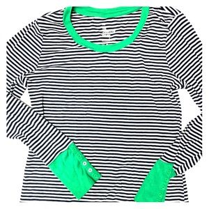 Cute gap top, with buttons on the sleeves!